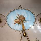 ...e con una volta affrescata con dei putti su sfondo celestiale 